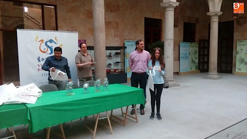 La albense Lucía Sánchez durante la recogida de premios