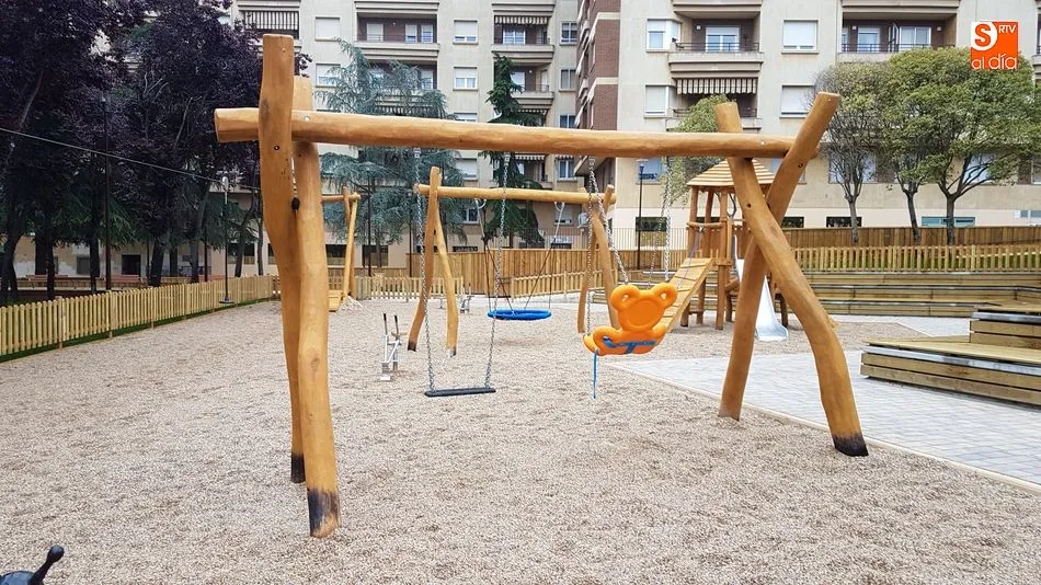 Foto 5 - El parque Salesas estrena imagen con zonas verdes, juegos infantiles y una grada de madera
