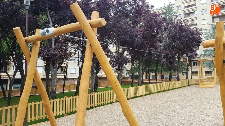 Foto 4 - El parque Salesas estrena imagen con zonas verdes, juegos infantiles y una grada de madera