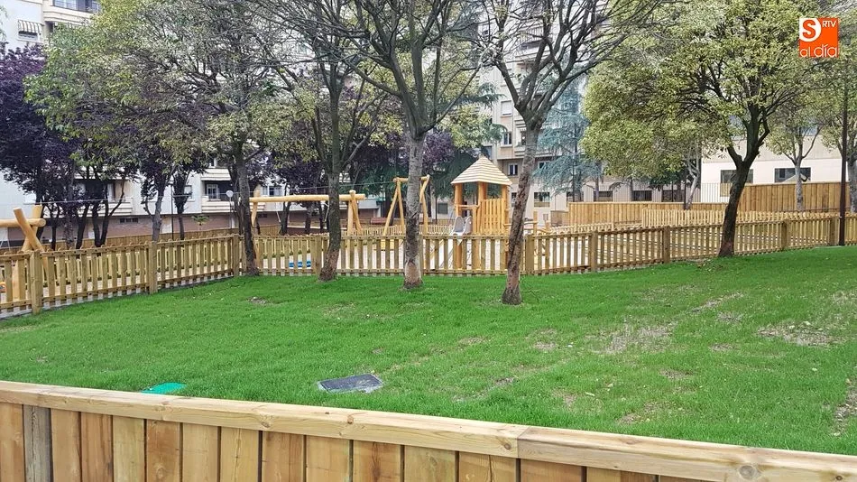 Foto 3 - El parque Salesas estrena imagen con zonas verdes, juegos infantiles y una grada de madera