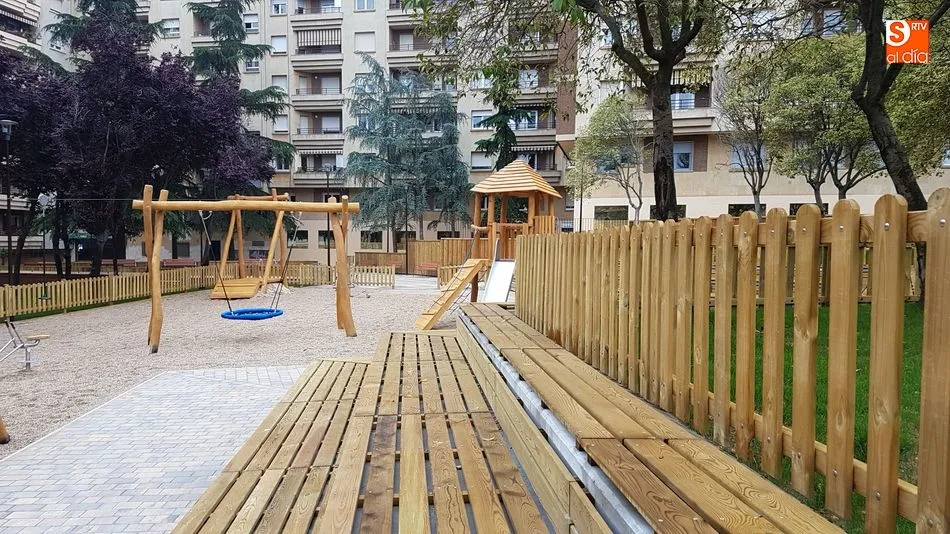 Foto 2 - El parque Salesas estrena imagen con zonas verdes, juegos infantiles y una grada de madera