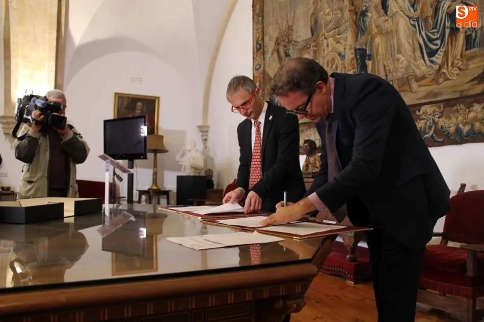 Firma de la entrega en depósito por parte del rector de la USAL y el director general de Bellas Artes y Patrimonio Cultural.