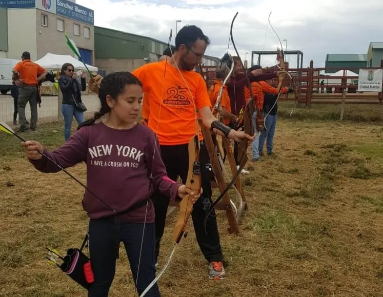Foto 6 - La Feria de Mayo tambi&eacute;n tuvo hueco para probar la punter&iacute;a con el arco y las flechas  