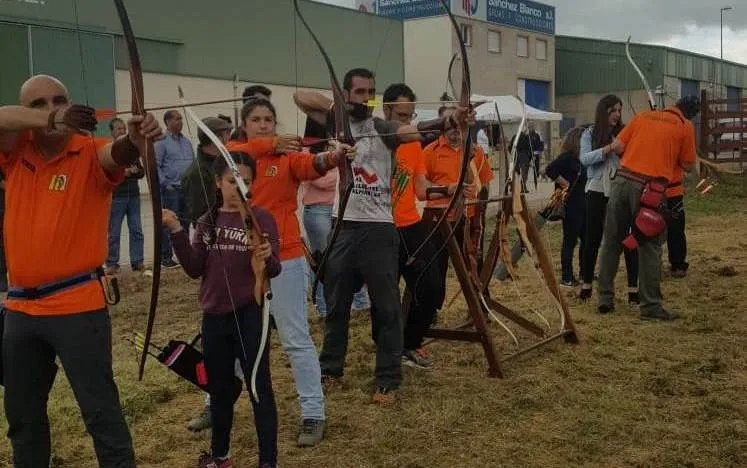 La Feria de Mayo también tuvo hueco para probar la puntería con el arco y las flechas  
