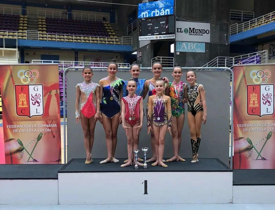 Club Rítmica Salamanca posando tras su triunfo