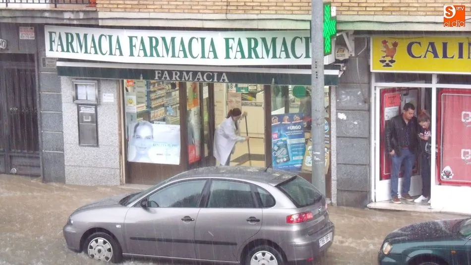 Farmacia comienza a inundarse tras las fuertes lluvias / Foto: Miguel Corral