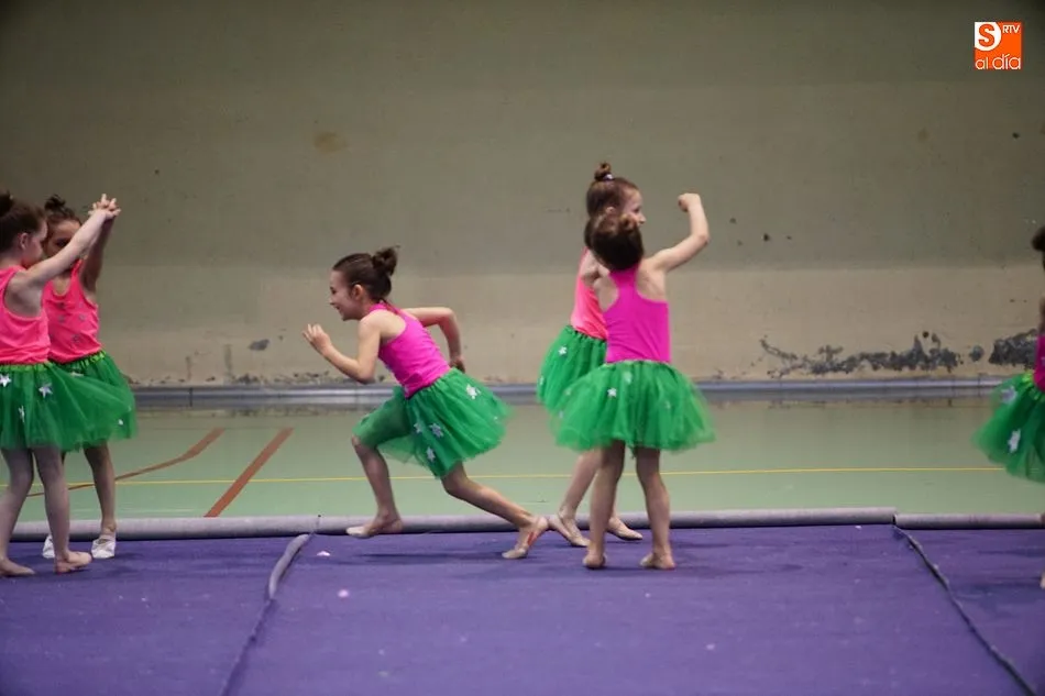 Foto 4 - La escuela de gimnasia r&iacute;tmica despide el curso con una din&aacute;mica exhibici&oacute;n