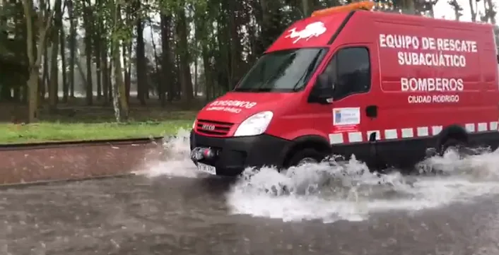 Los Bomberos pasan por la Avenida de La Concha anegada de agua en la tarde del lunes