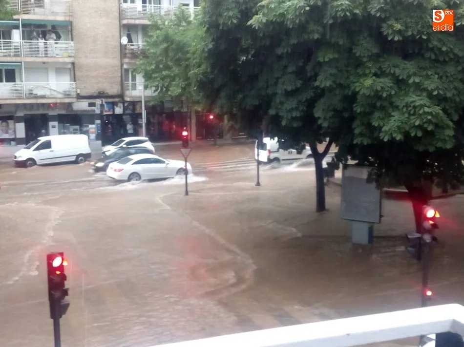 Algunas calles se llenaron de agua en la tarde del lunes