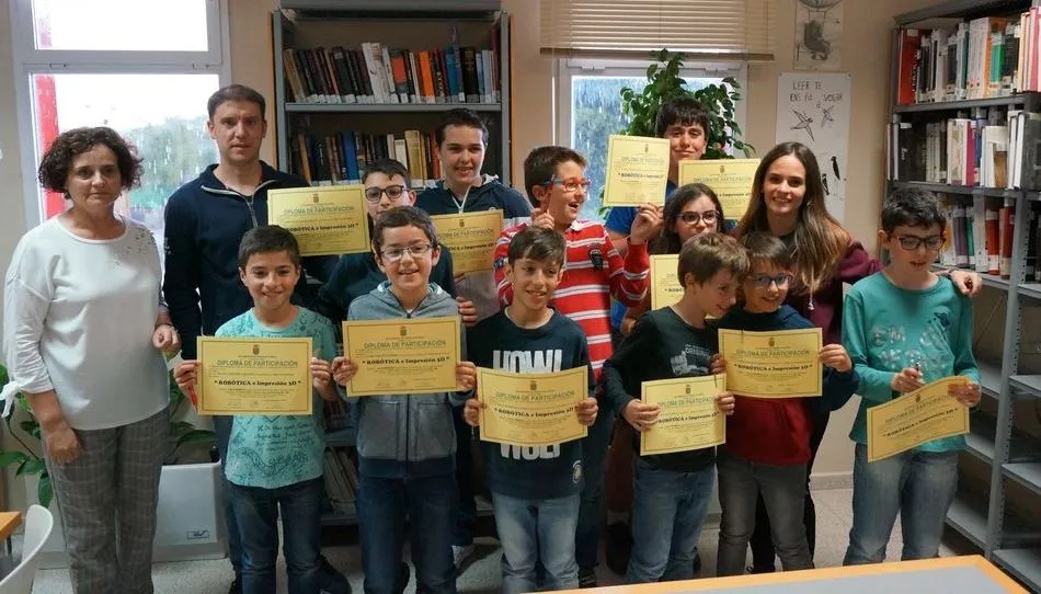 Alumnos de Robótica e Impresión 3D con los diplomas de este curso