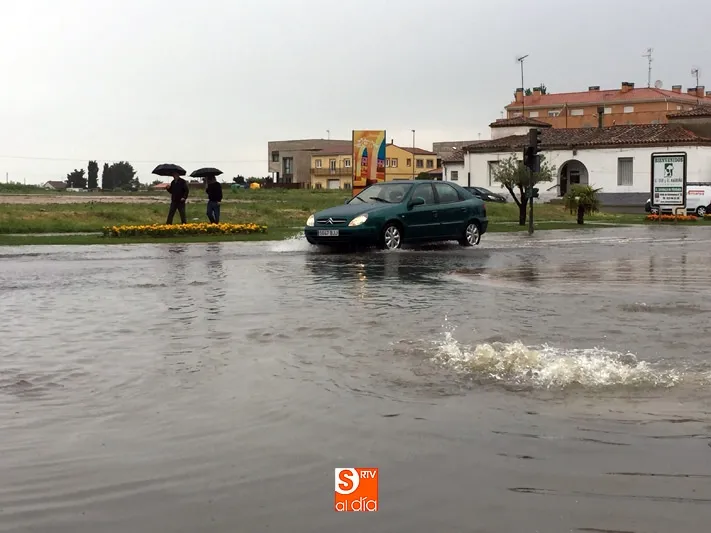 Foto 10 - Una espectacular tormenta anega los accesos a la ciudad y deja cerca de medio metro de agua...