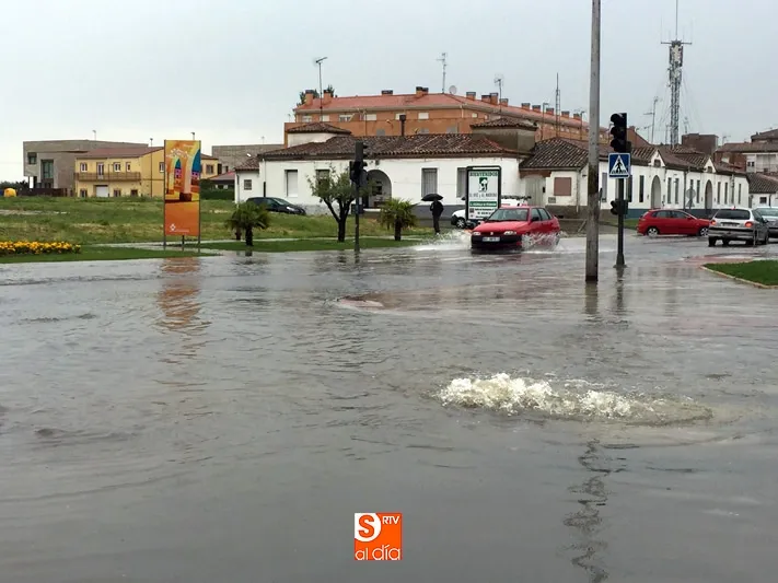 Foto 8 - Una espectacular tormenta anega los accesos a la ciudad y deja cerca de medio metro de agua...
