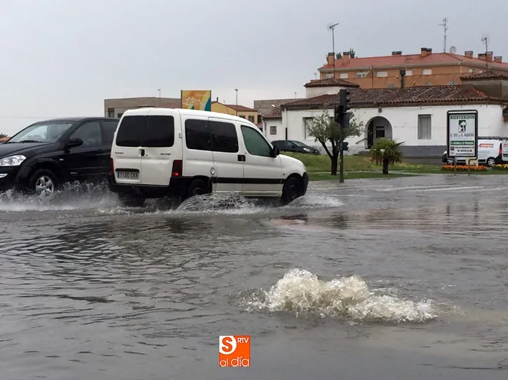 Foto 7 - Una espectacular tormenta anega los accesos a la ciudad y deja cerca de medio metro de agua...