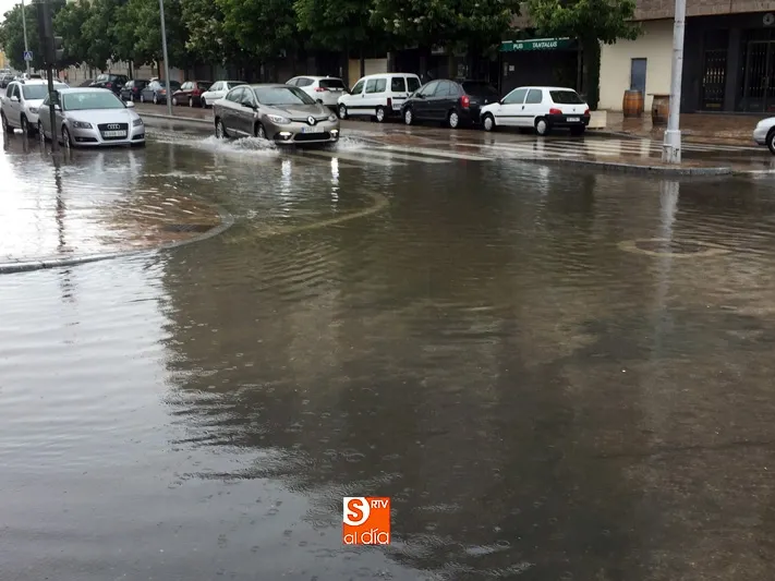 Foto 6 - Una espectacular tormenta anega los accesos a la ciudad y deja cerca de medio metro de agua...