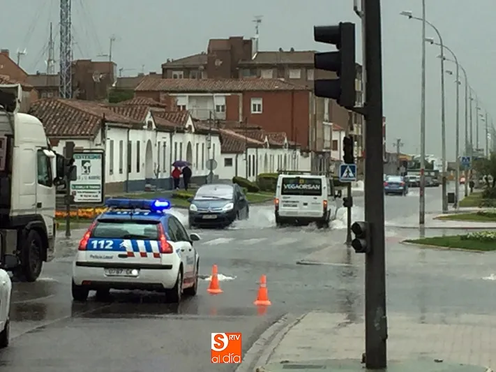 Foto 2 - Una espectacular tormenta anega los accesos a la ciudad y deja cerca de medio metro de agua...