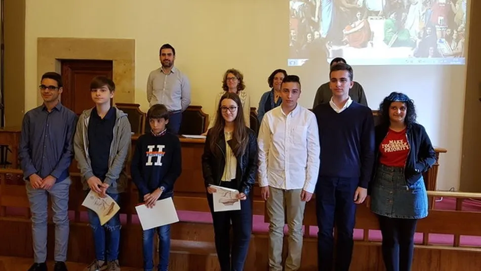 Alumnos del maristas recibiendo sus premios.