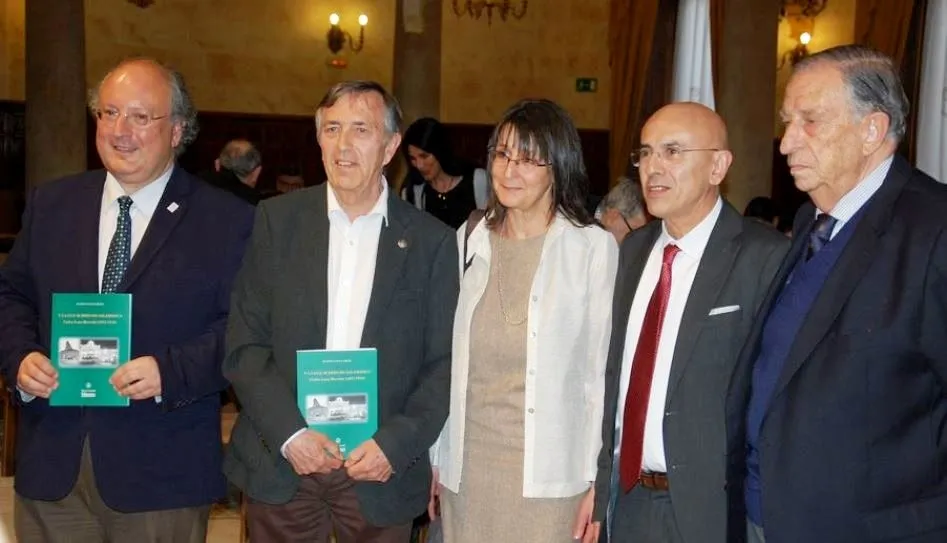 Eladio Sanz, segundo por la izquierda, antes de la presentación de su libro