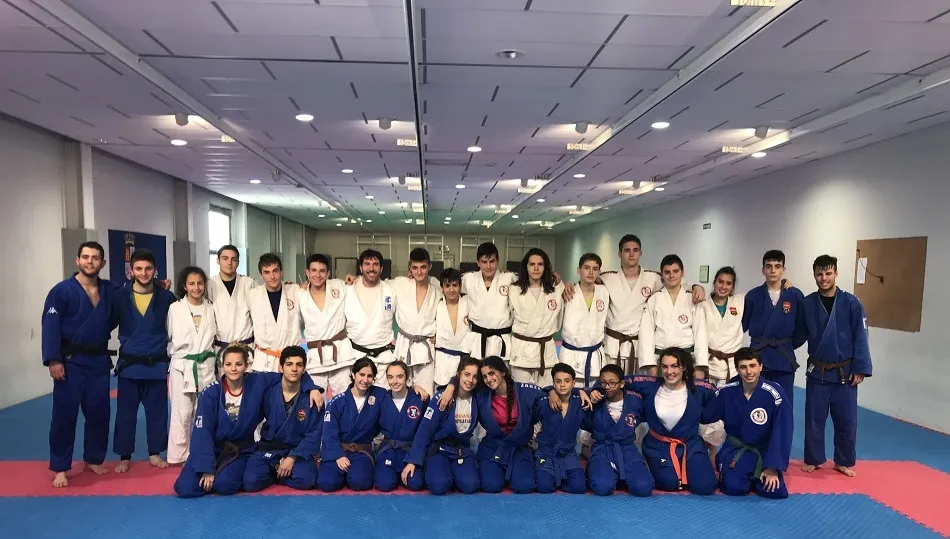 Foto de grupo de los judocas del  Club Doryoku.