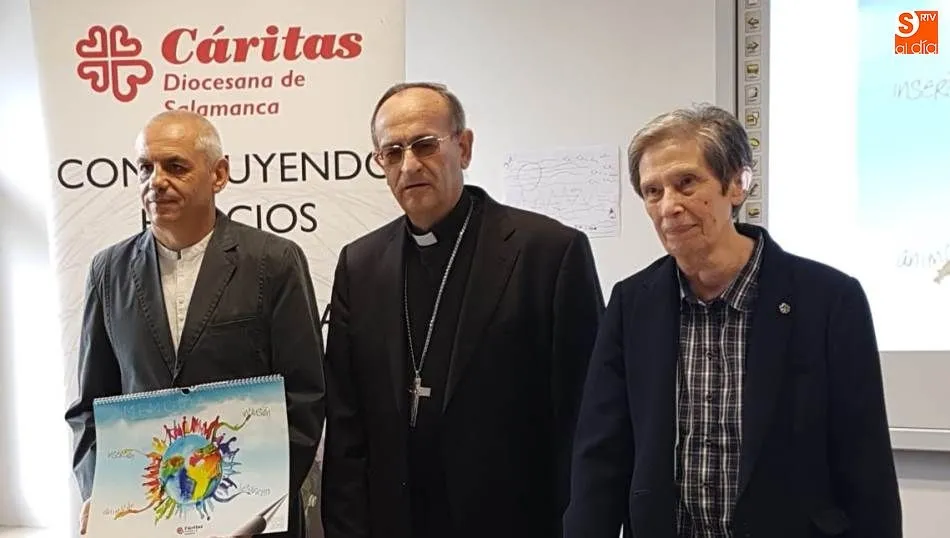 Carlos López, obispo de Salamanca, entre Carmen Calzada, directora de Cáritas de Salamanca, y José María Rodríguez, secretario general