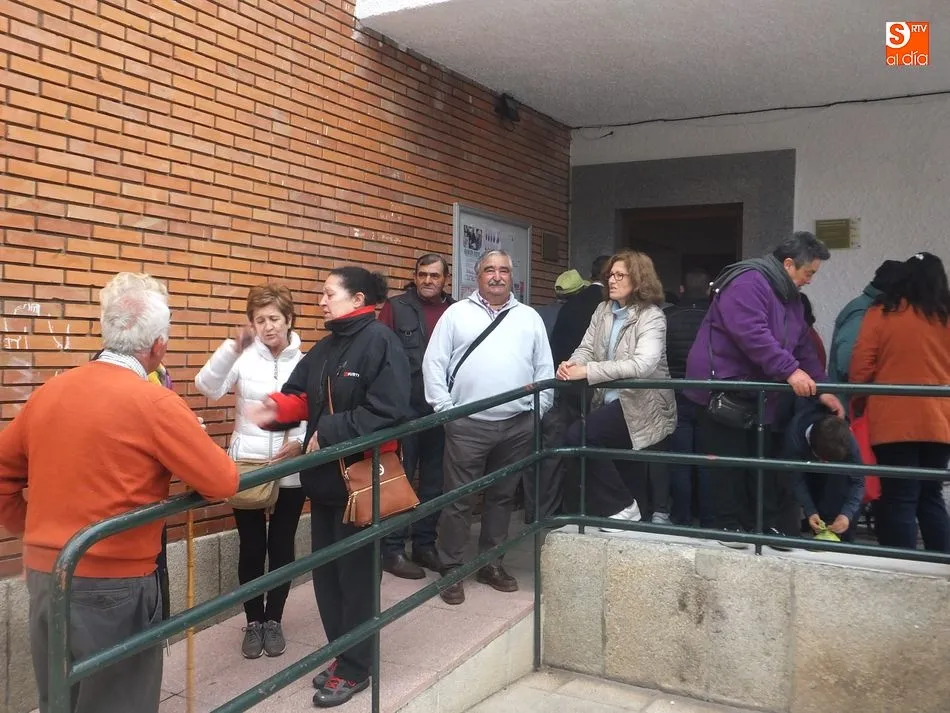 Foto 3 - Los vecinos del Abadengo demandan un mejor servicio para la renovaci&oacute;n del DNI