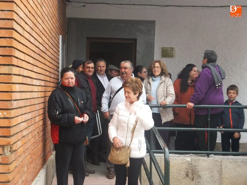 Foto 2 - Los vecinos del Abadengo demandan un mejor servicio para la renovaci&oacute;n del DNI