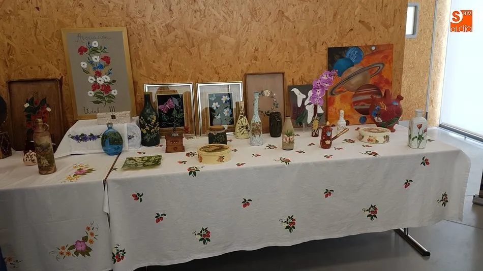 Foto 8 - Los mayores exponen sus manualidades en la tercera Feria de Asociaciones