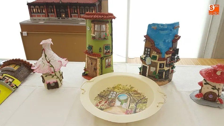 Foto 5 - Los mayores exponen sus manualidades en la tercera Feria de Asociaciones