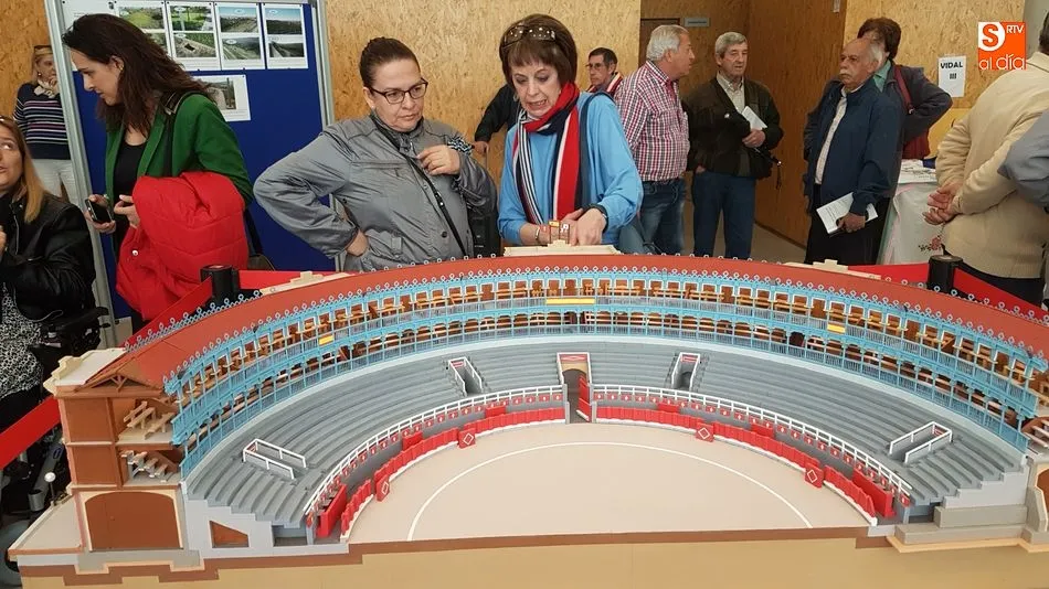 Foto 2 - Los mayores exponen sus manualidades en la tercera Feria de Asociaciones