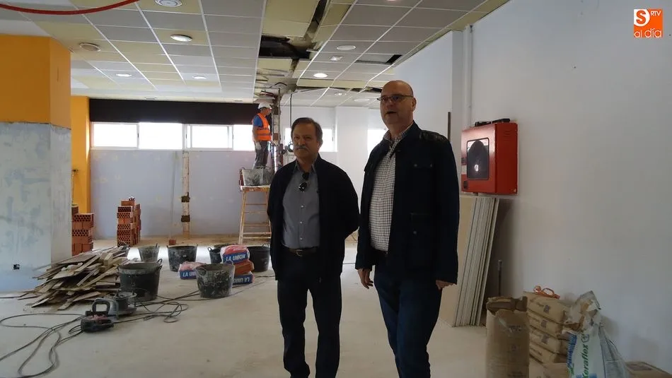 El concejal, Jesús Hernández, y Alfonso Serrano, visitan las obras del futuro Museo de la Moto