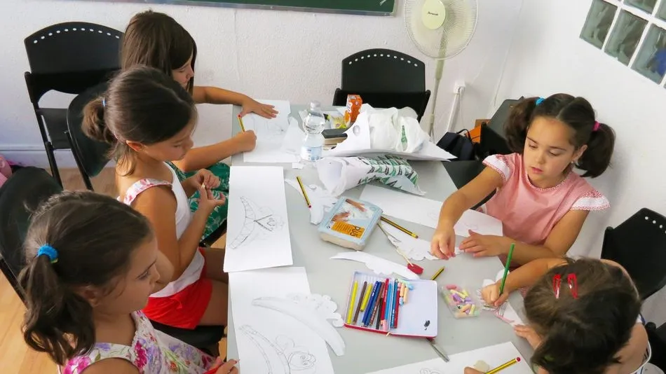 Niñas disfrutando de una actividad de pintura en la edición pasada
