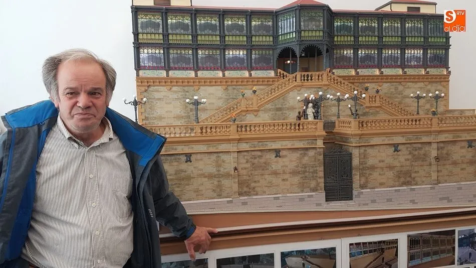 Juan Matías Martín junto a la maqueta de la Casa Lis