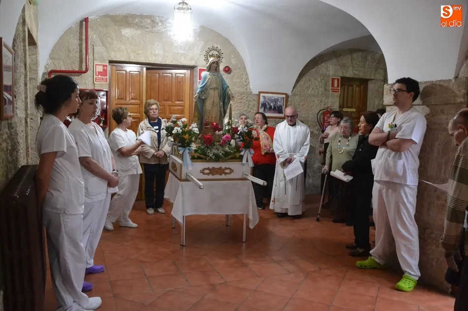 El mal tiempo obliga a la Virgen Milagrosa a cancelar su salida al aire libre y procesionar a...