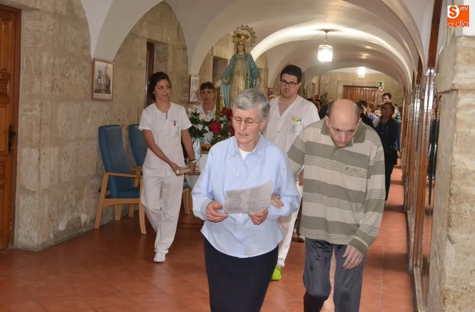 Foto 10 - El mal tiempo obliga a la Virgen Milagrosa a cancelar su salida al aire libre y procesionar a...