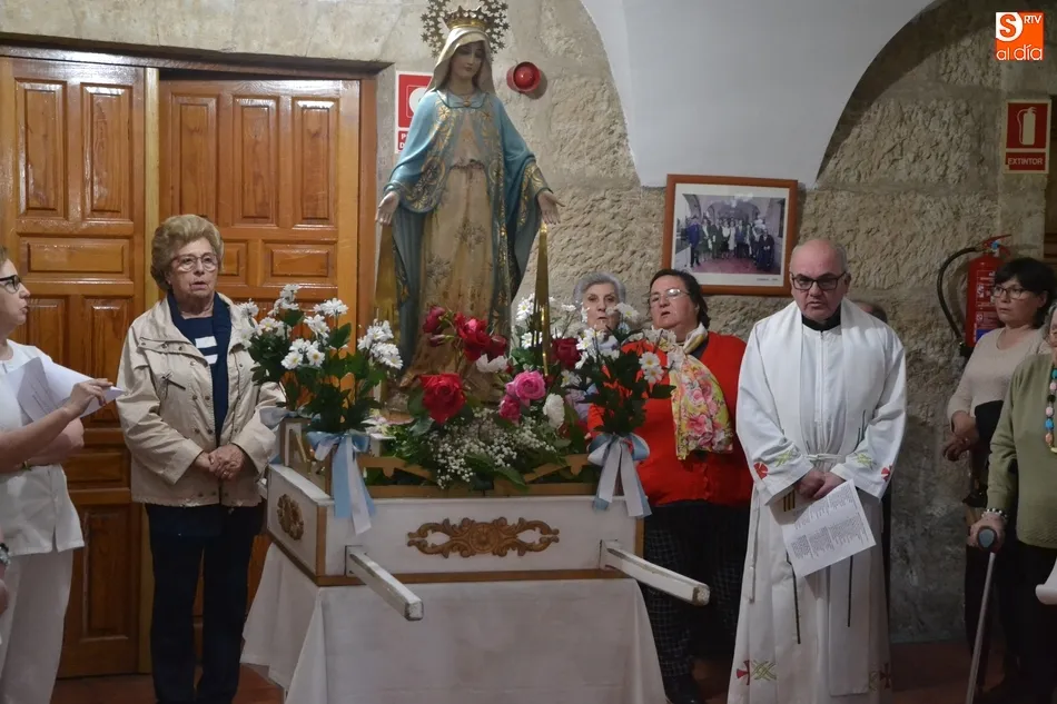 Foto 9 - El mal tiempo obliga a la Virgen Milagrosa a cancelar su salida al aire libre y procesionar a...