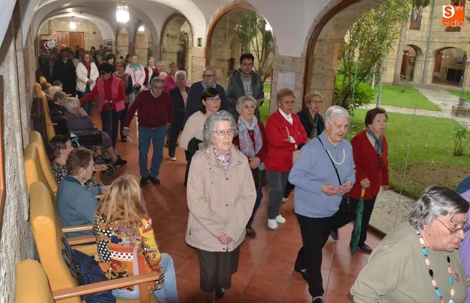 Foto 6 - El mal tiempo obliga a la Virgen Milagrosa a cancelar su salida al aire libre y procesionar a...