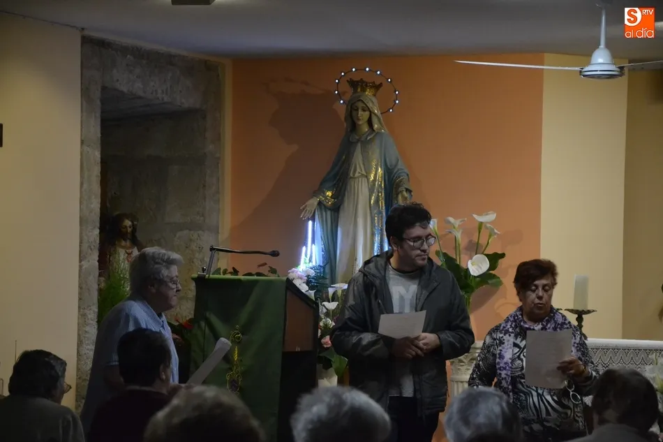 Foto 4 - El mal tiempo obliga a la Virgen Milagrosa a cancelar su salida al aire libre y procesionar a...