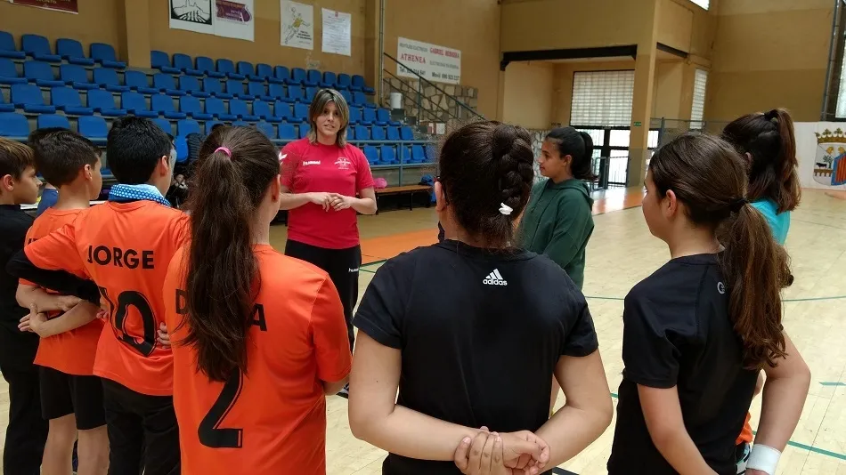 Foto 2 - Los j&oacute;venes salmantinos comparten entrenamiento con la profesional Mar&iacute;a Luj&aacute;n