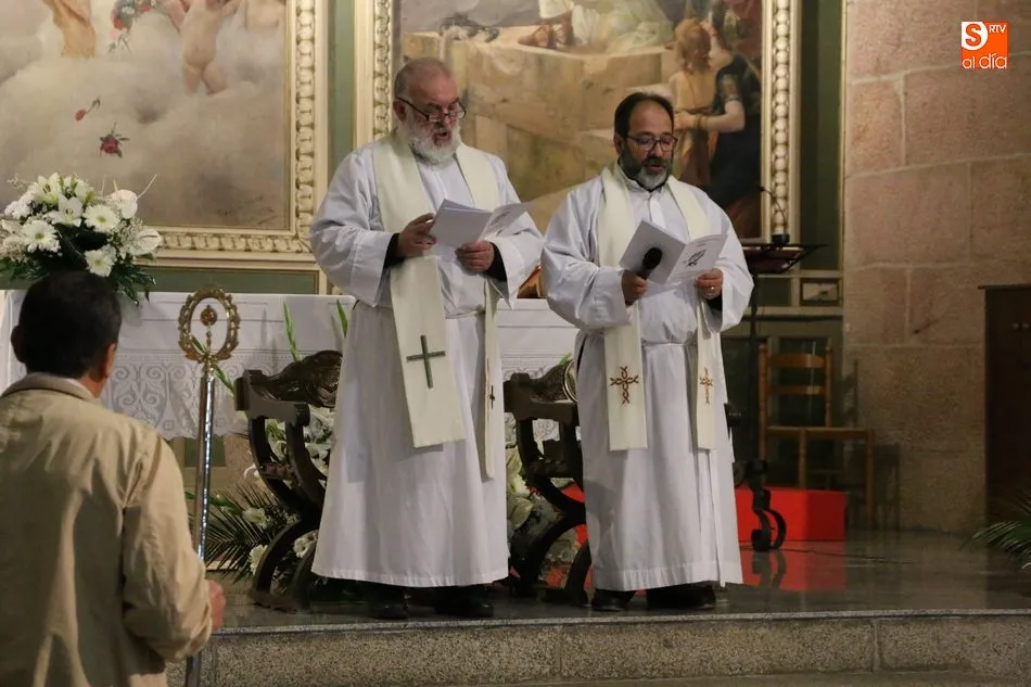 Foto 6 - Los mayordomos Fernando y Manuel Nieto presiden las v&iacute;speras del Sant&iacute;simo  