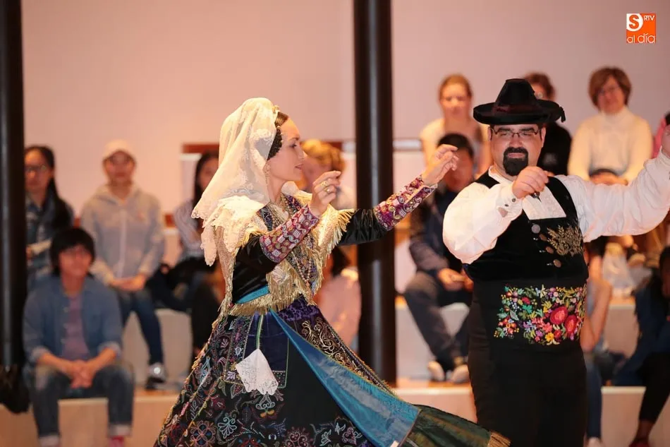 Foto 10 - Estudiantes extranjeros afincados en Salamanca disfrutan de una clase de folclore tradicional  