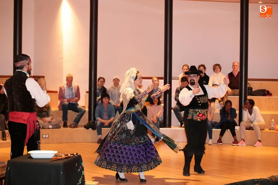 Foto 8 - Estudiantes extranjeros afincados en Salamanca disfrutan de una clase de folclore tradicional  