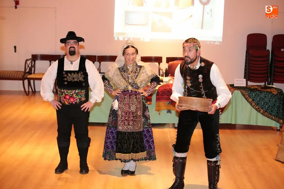 Foto 7 - Estudiantes extranjeros afincados en Salamanca disfrutan de una clase de folclore tradicional  