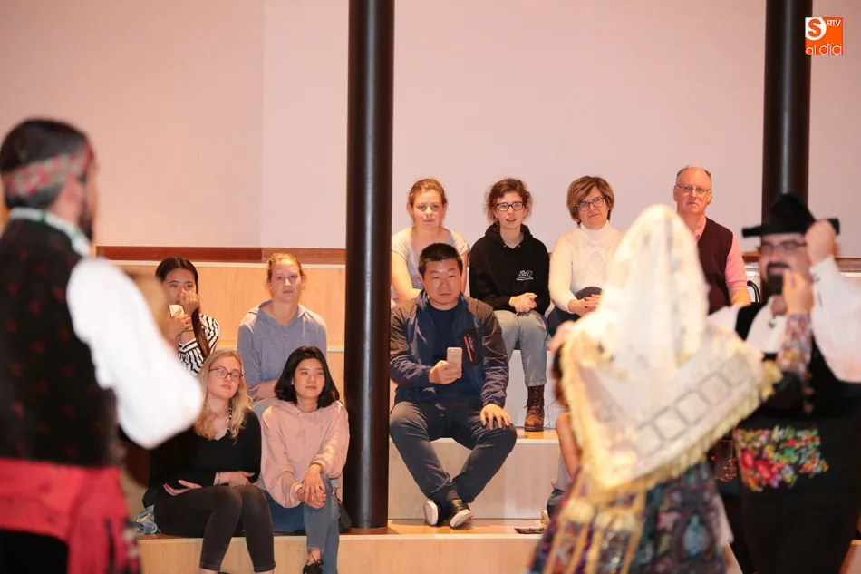 Foto 4 - Estudiantes extranjeros afincados en Salamanca disfrutan de una clase de folclore tradicional  