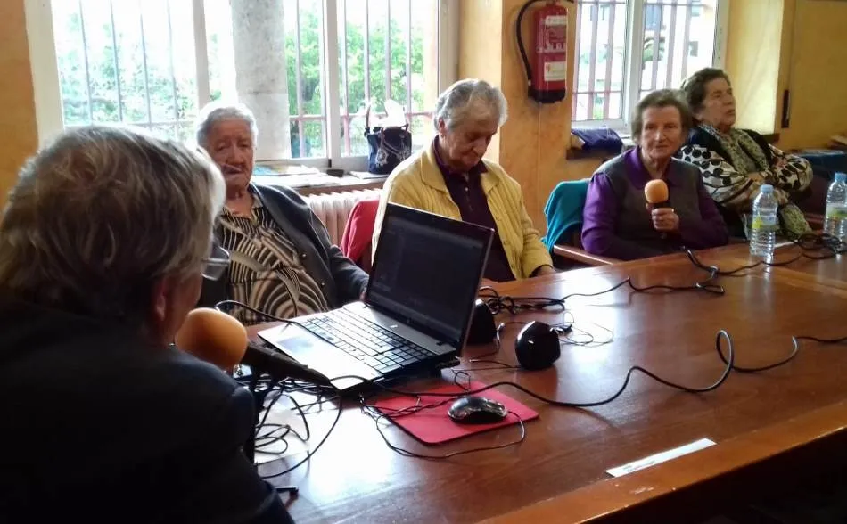 Foto 2 - Los mayores de El Puente Radio entrevistan a Juan Carlos S&aacute;nchez  