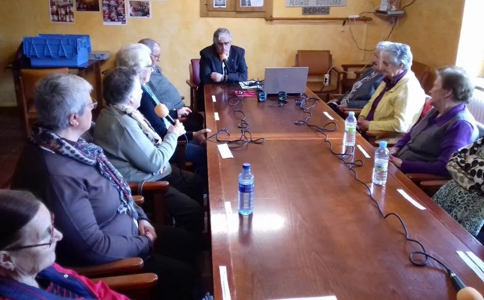 Foto 5 - Los mayores de El Puente Radio entrevistan a Juan Carlos S&aacute;nchez  