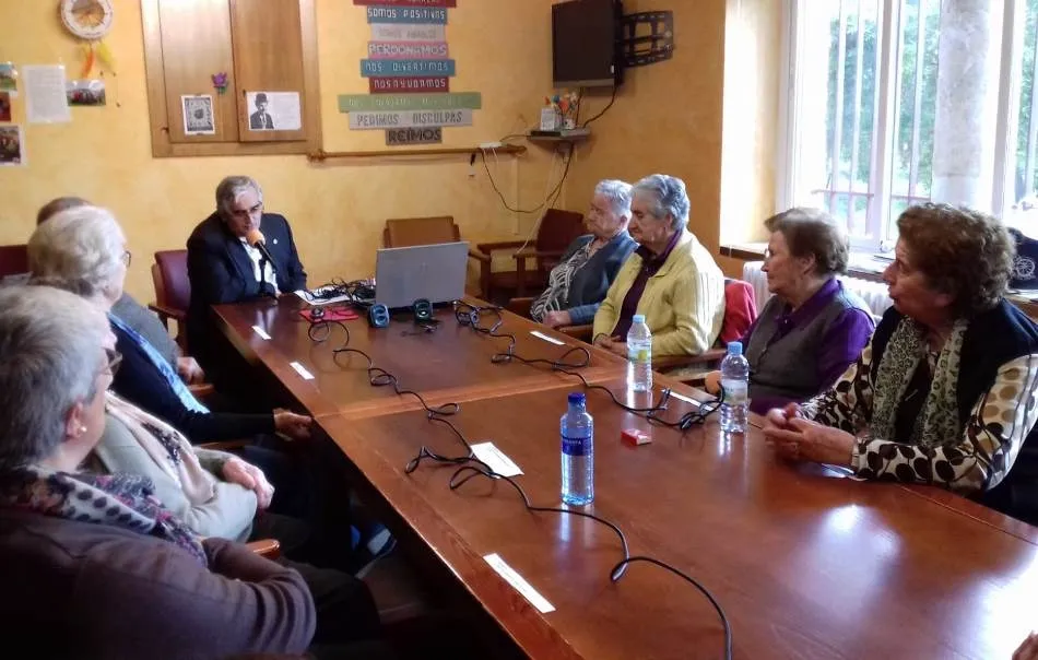Foto 3 - Los mayores de El Puente Radio entrevistan a Juan Carlos S&aacute;nchez  
