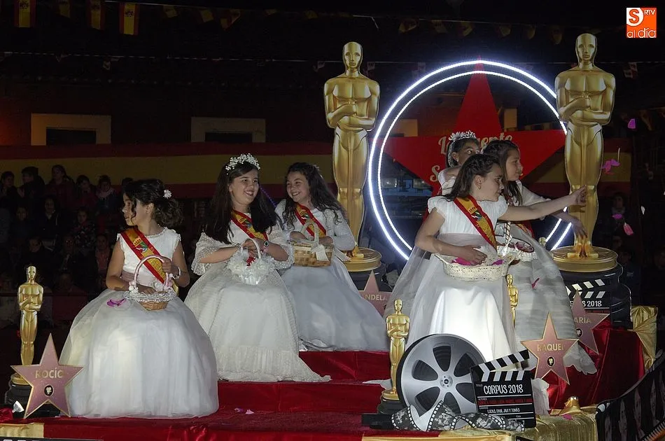 Llegada de la corte de honor infantil en una carroza dedicada a los Óscar de Hollywood | Fotos Adrián Martín
