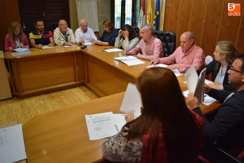 Socialistas y Populares durante el pleno de ayer