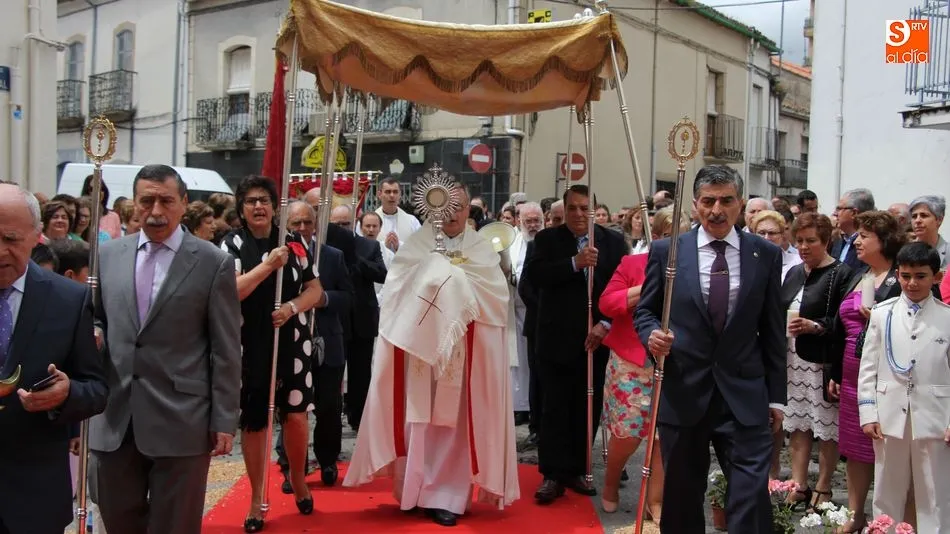 Bendición en el primero de los altares instalados en el recorrido de la procesión / FOTOS: MARIBEL SÁNCHEZ