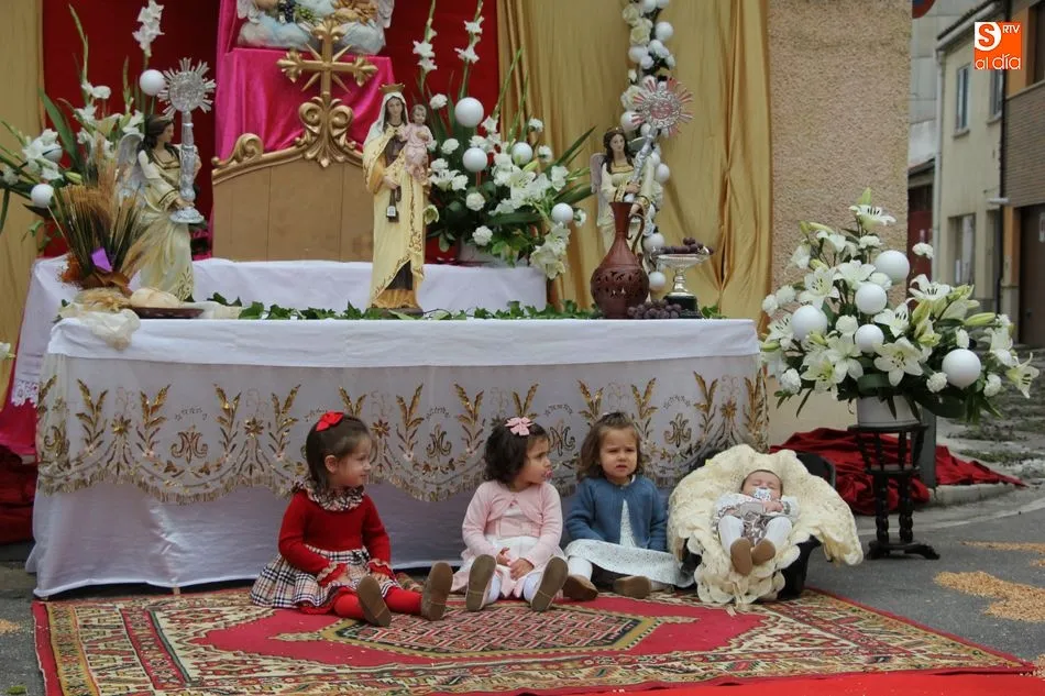 Foto 11 - El Sant&iacute;simo recibe hasta ocho ni&ntilde;os en los dos altares instalados en la procesi&oacute;n del Corpus  