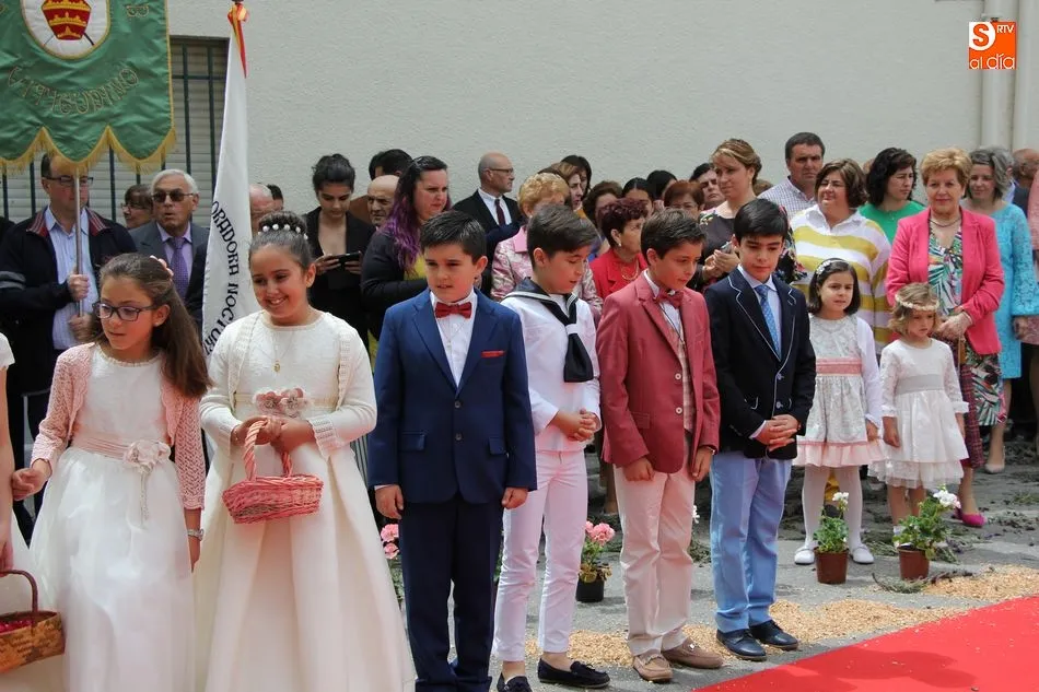 Foto 10 - El Sant&iacute;simo recibe hasta ocho ni&ntilde;os en los dos altares instalados en la procesi&oacute;n del Corpus  
